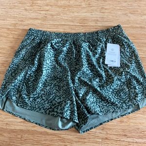 Athleta 4.5in Hustle shirt